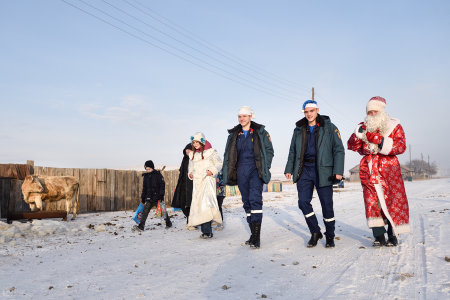 «Олимпийские» Дед Мороз и Снегурочка привезли новогодние подарки в аал Сафьянов