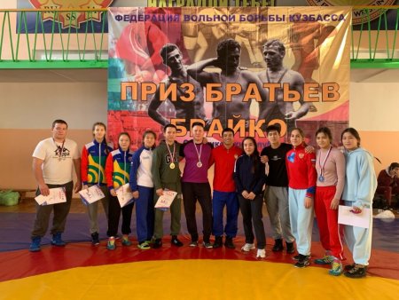 Студентки Техникума олимпийского резерва вернулись в Абакан с соревнований по борьбе с тремя медалями